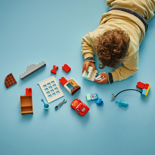 Конструктори LEGO - Конструктор LEGO DUPLO Disney і Pixar Тачки Візит МакКвіна в гараж Дока (10456)#4